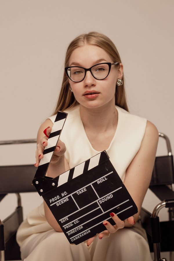 Екатерина Чайка — рилсмейкер с кинохлопушкой на съёмке в Краснодаре